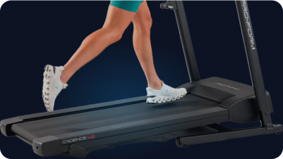 Mulher correndo na Esteira Nordictrack T5, com os pés firmemente apoiados no chão, demonstrando energia e foco.